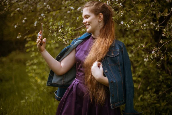 Uma Menina Tira Uma Selfie Seu Telefone — Fotografia de Stock