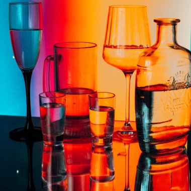 Renkli bir arka planda farklı alkollü içecekler.