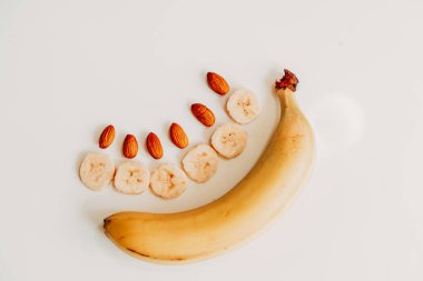 Muz, badem, ıspanak, vitaminler masada.