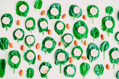 Muz, badem, ıspanak, vitaminler masada.