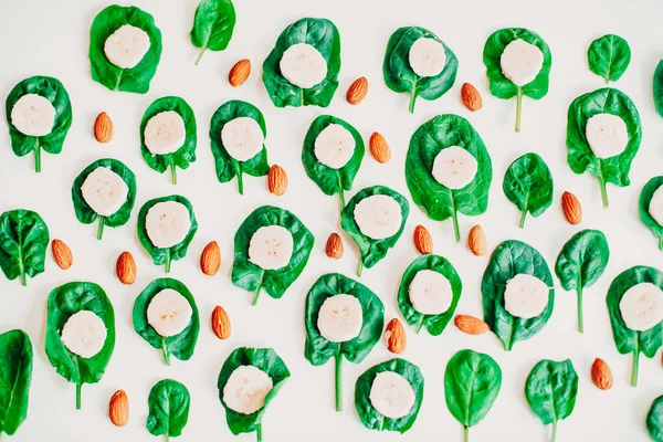 Muz, badem, ıspanak, vitaminler masada.