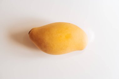 Beyaz bir masada mango.