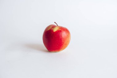Beyaz arkaplanda kırmızı elma