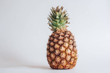 Beyaz arkaplanda ananas