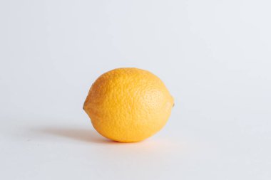 Beyaz arkaplanda taze limon