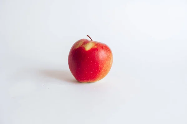 Красное Яблоко Белом Фоне — стоковое фото