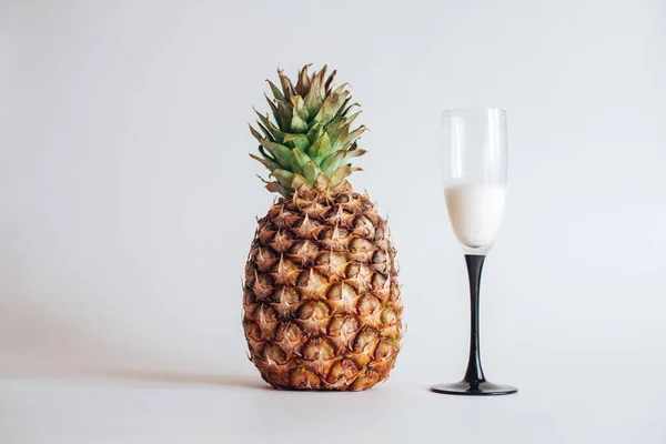 Ananas Vit Bakgrund — Stockfoto