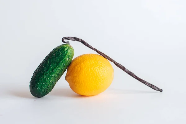 Свежий Зеленый Огурец Ванильная Палочка Лимон Белом Фоне — стоковое фото