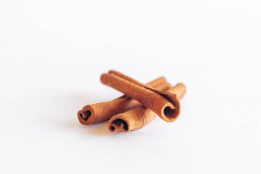 Tarçın beyaz arkaplanda yatar