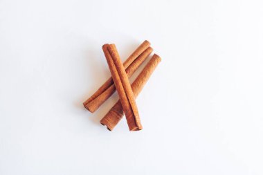 Tarçın beyaz arkaplanda yatar