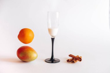 Mango, balkabağı, tarçın, masada portakal