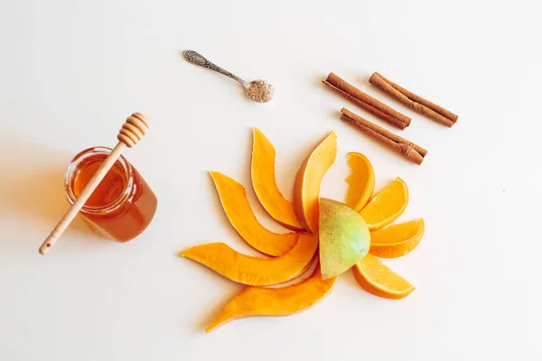 Mango Kürbis Honig Zimt Orange Auf Dem Tisch — Stockfoto