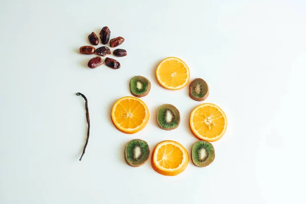 Słodkie Ziemniaki Pomarańcza Ananas Kiwi Daty Białym Tle — Zdjęcie stockowe