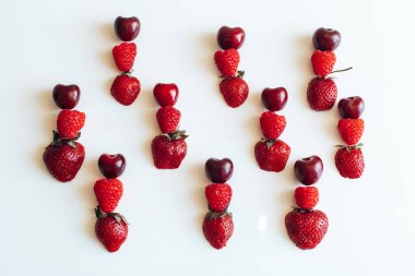 beyaz arka planda kiraz, şeftali, ahududu, çilek