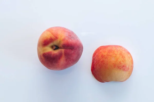 白い背景に熟した桃 — ストック写真