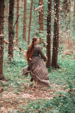Ormanda tüylü bir kız