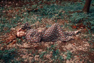 Ormanda tüylü bir kız