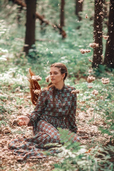 Una Chica Bosque Con Plumas —  Fotos de Stock