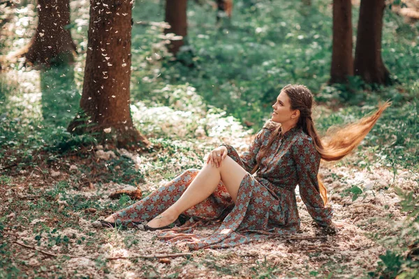 Een Meisje Het Bos Met Veren — Stockfoto