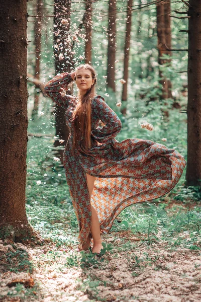 Uma Menina Floresta Com Penas — Fotografia de Stock