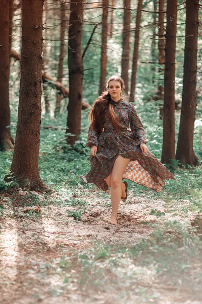 Uma Menina Floresta Com Penas — Fotografia de Stock
