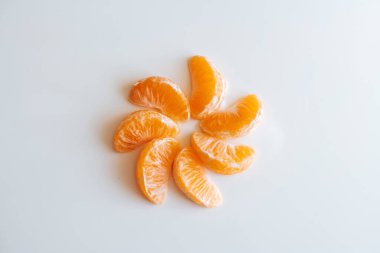 Beyaz arka planda taze olgun portakal dilimleri. en üstteki görünüm.