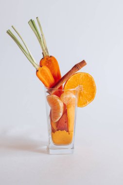 Beyaz arka planda limonlu ve biberiyeli taze portakal suyu