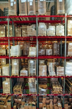 Palet deposu olan büyük bir depo