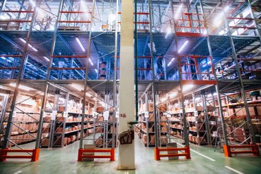 Palet deposu olan büyük bir depo