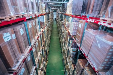 Palet deposu olan büyük bir depo