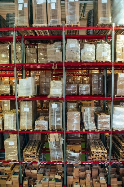 Palet deposu olan büyük bir depo