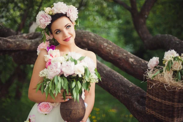 Fille, bois, dans la rue, brunes, mariée, pivoines, couronne — Photo