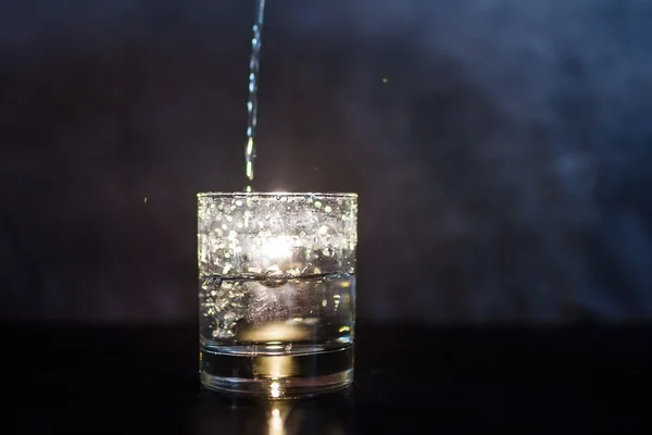 Vidrio con agua —  Fotos de Stock