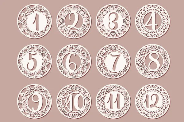 1 'den 12' ye kadar dekoratif dantelli yuvarlak rozet seti. Bebek için kilometre taşı kartları, hatıra defteri, çıkartmalar, çocuk dekorasyonu ve zarif olay tasarımı için mükemmel. Düzenlenebilir vektör illüstrasyonu.