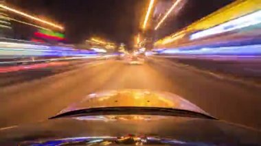 Hyperlapse bir modern karayolu tüneller bir dizi geçen sürüş Pov gece.