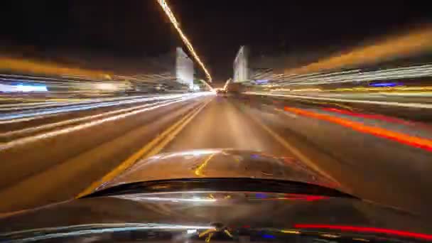 Pov noche de conducción hiperlapso en una autopista moderna que pasa por una serie de túneles . — Vídeo de stock