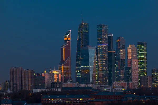Byggnader av Moscow City komplex av skyskrapor på kvällen i Moskva — Stockfoto