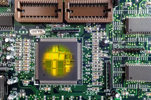 Primo piano su un microchip CPU su uno schema — Foto Stock