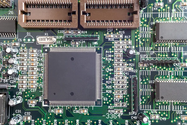 Close-up em um microchip de CPU em um esquema — Fotografia de Stock