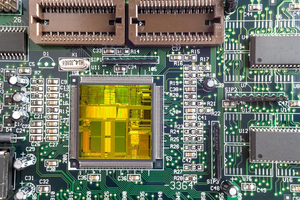 Primo piano su un microchip CPU su uno schema — Foto Stock