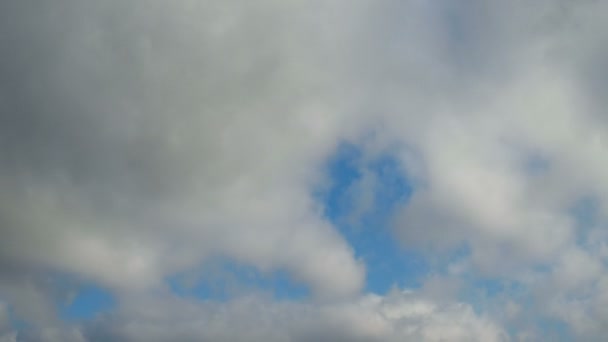 Wolken über blauem Himmel — Stockvideo