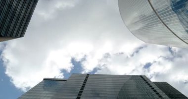 Kurumsal binalar ve timelapse bulutlar