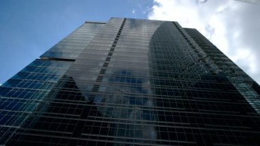 Kurumsal binalar ve timelapse bulutlar