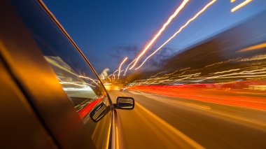 Gece şehir sürücü araba ile