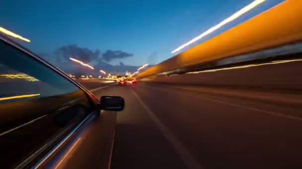 Guidare attraverso il traffico di auto nelle strade della città . — Video Stock