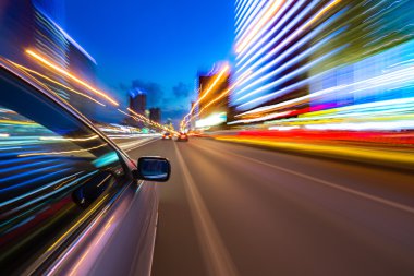 Gece şehir sürücü araba ile