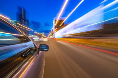 Gece şehir sürücü araba ile