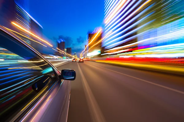 Cidade noturna de carro — Fotografia de Stock