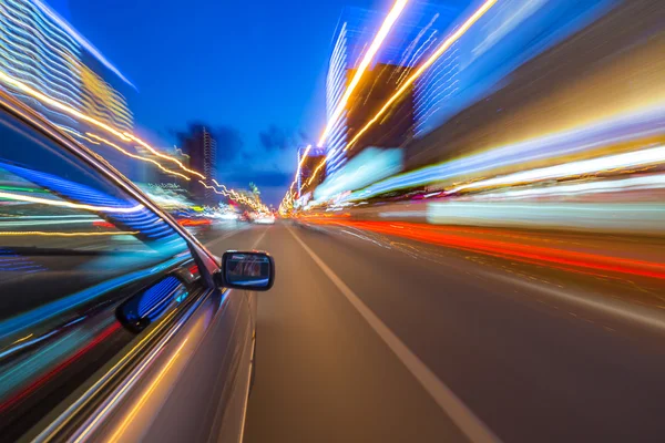 Conducir por la noche ciudad en coche — Foto de Stock