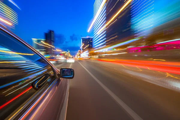 Cidade noturna de carro — Fotografia de Stock